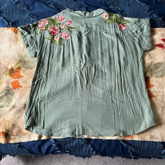 Kori Button up from Mindy Mae’s market - Picture 9 of 10